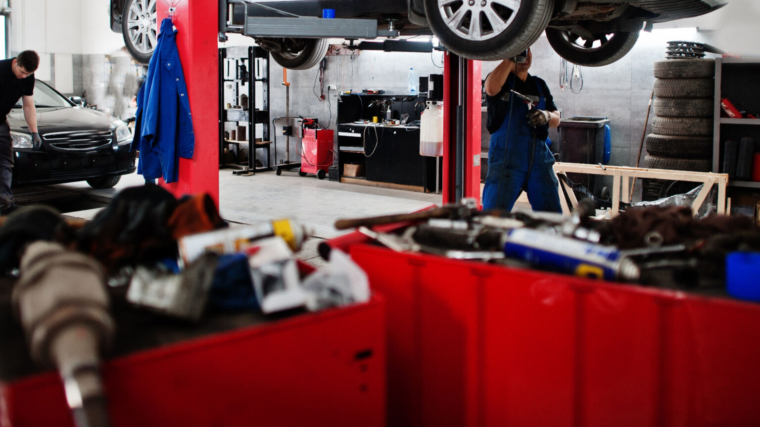 An employee working in the best car garage in Leicester -1st Red & Black Garage.